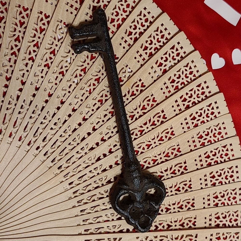 Large Vintage Key - Picture 3 of 14